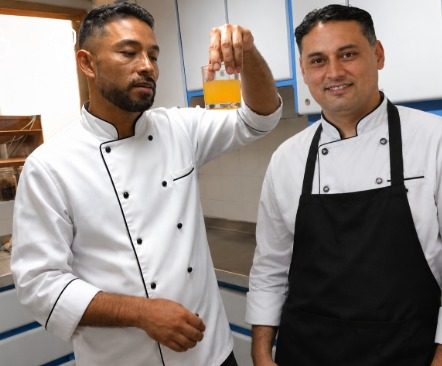 Chefs profesionales en clase de demostración