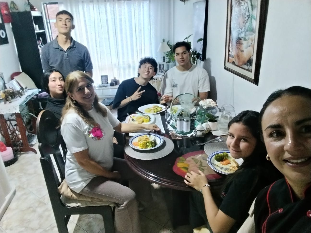 Familia disfrutando demostración de cocina